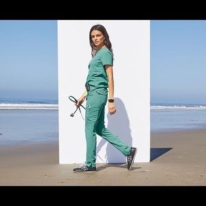 Figs scrubs marine yola